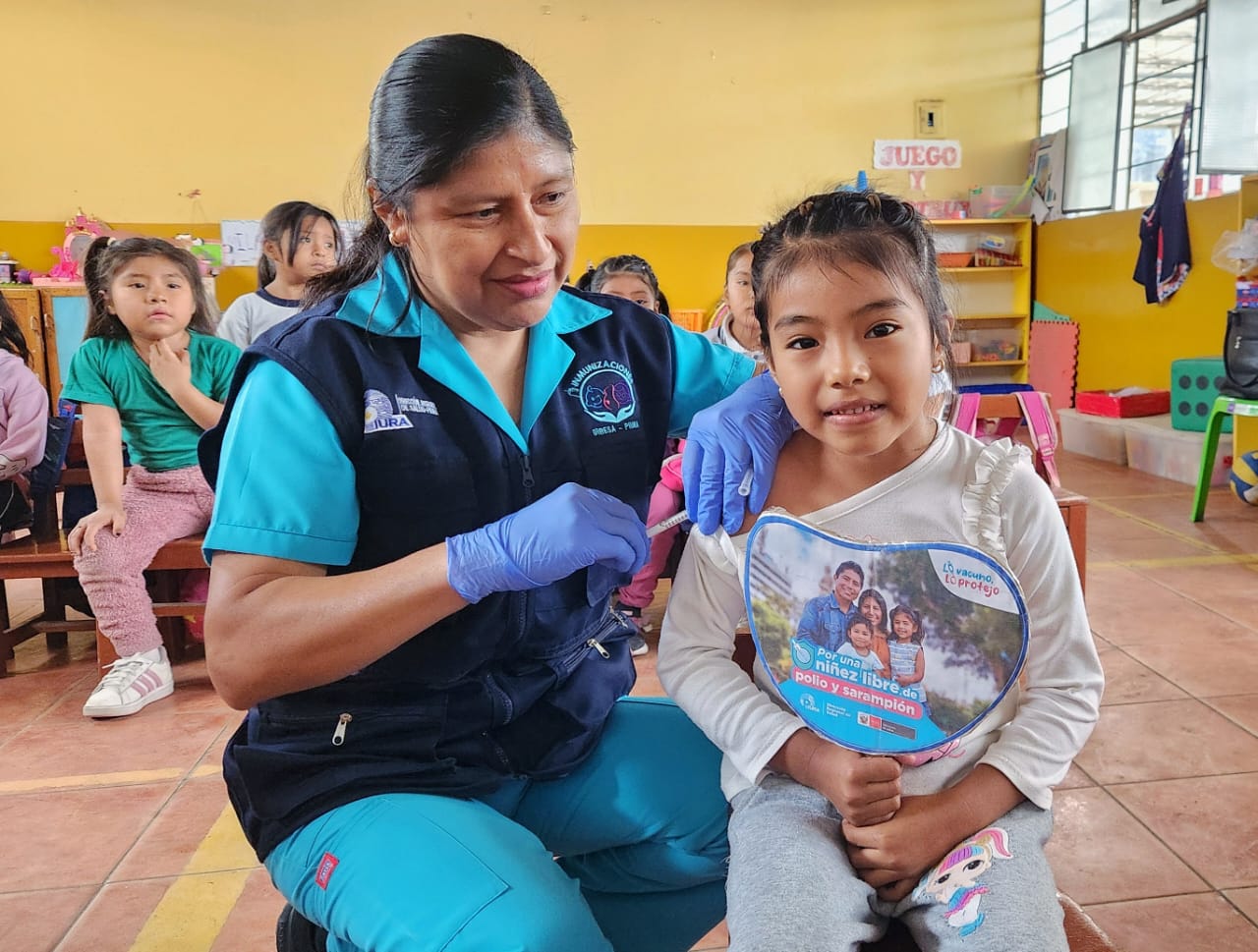 Se hace un llamado a los padres de familia que aún no han llevado a vacunar a sus hijos menores de seis años a acercarse al establecimiento de salud más cercano. La vacunación es gratuita, segura y vital para prevenir enfermedades que pueden poner en riesgo la vida de los más pequeños.