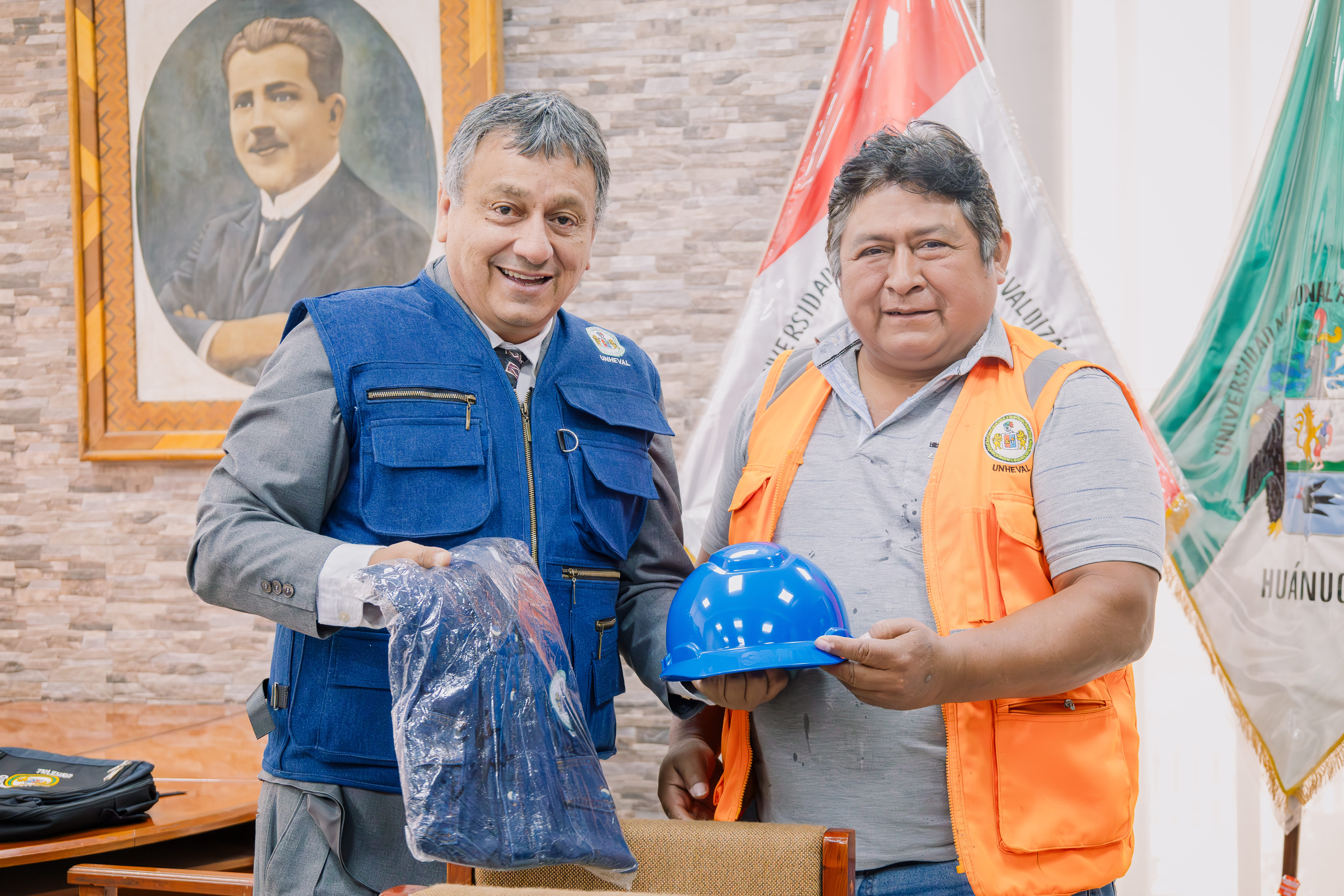 Rector, Dr. Guillermo Bocangel Weydert realizando la entrega a personal de mantenimiento