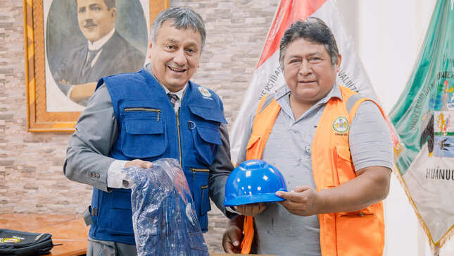 Rector, Dr. Guillermo Bocangel Weydert realizando la entrega a personal de mantenimiento