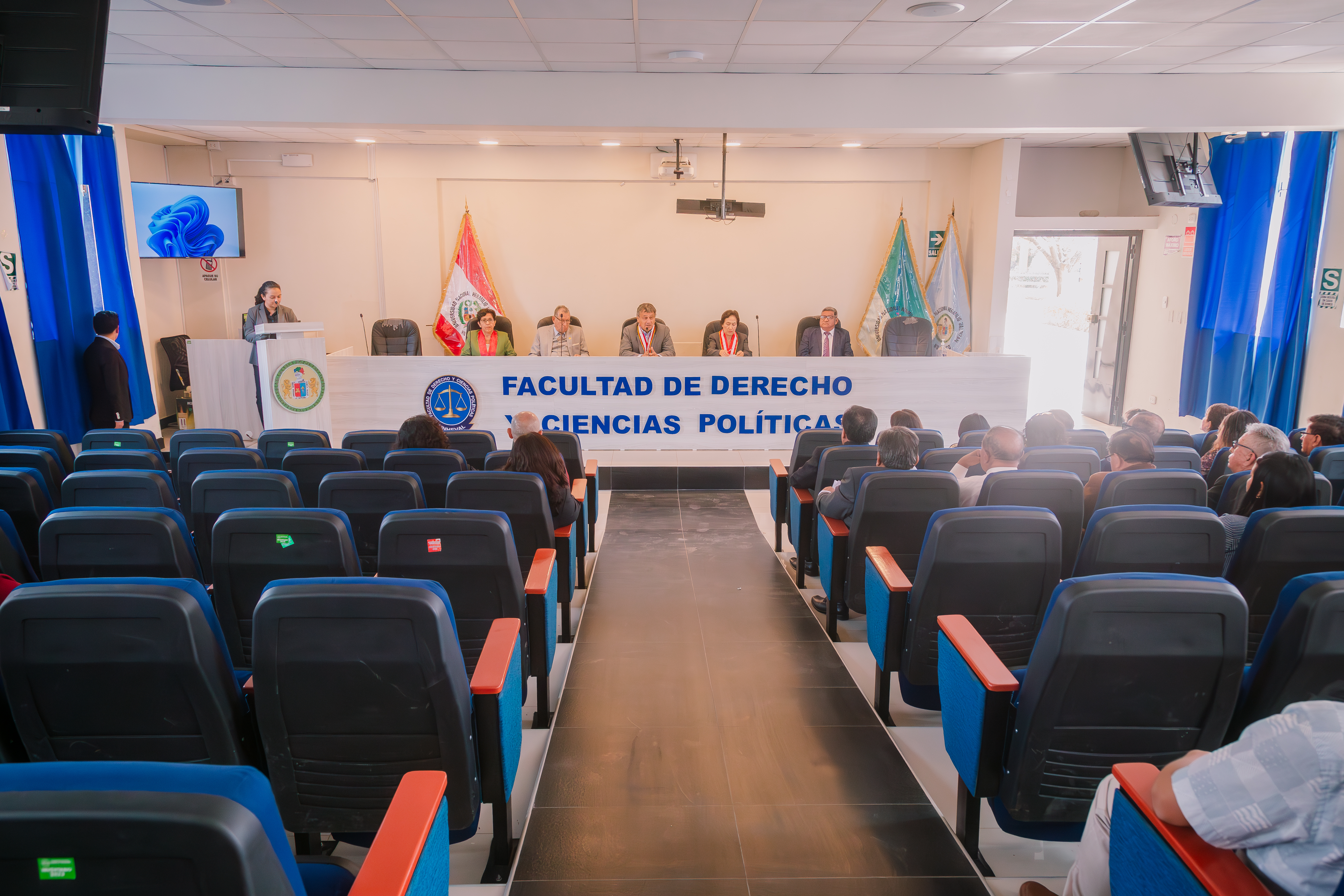 entrega de credenciales en el auditorio de la Facultad de Derecho y Ciencias Políticas