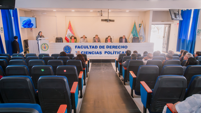 entrega de credenciales en el auditorio de la Facultad de Derecho y Ciencias Políticas