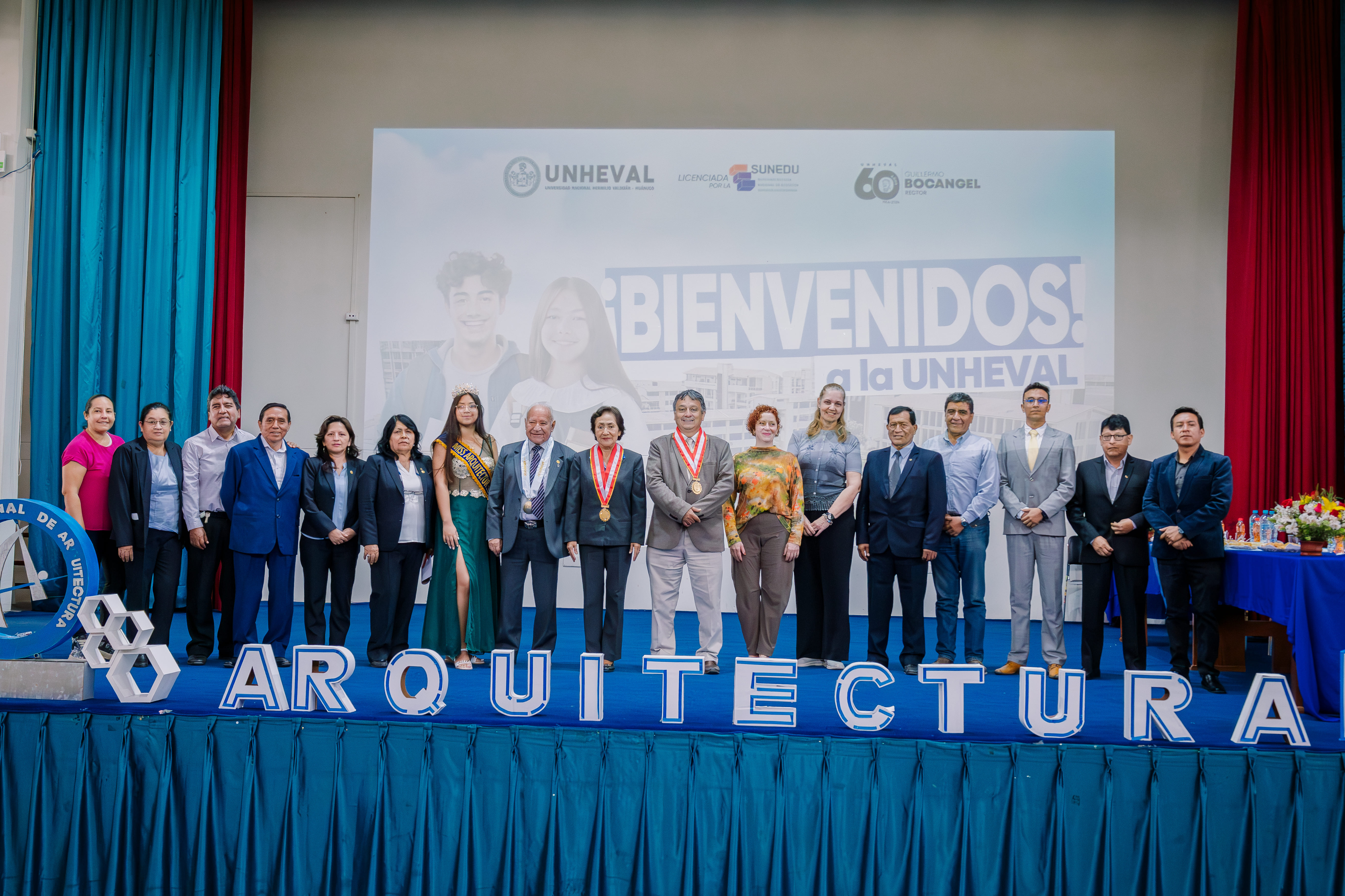 autoridades, docentes organizadores y participantes con ponentes brasileñas