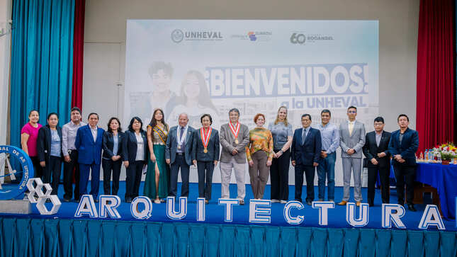 autoridades, docentes organizadores y participantes con ponentes brasileñas