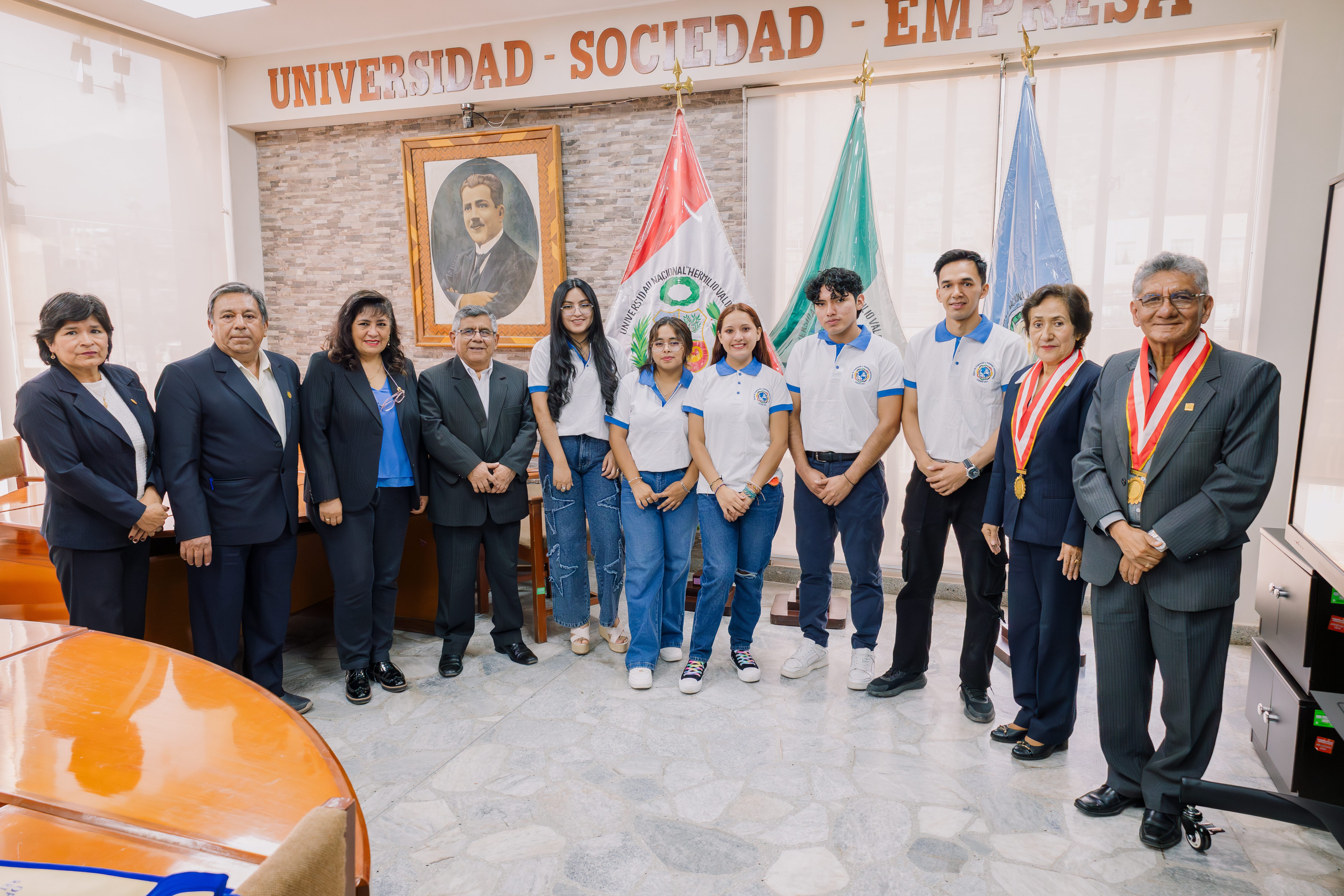 Estudiantes participantes de la Pasantía Internacional junto a decanos y autoridades de la Alta Dirección