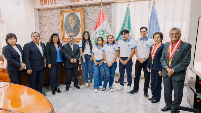Estudiantes participantes de la Pasantía Internacional junto a decanos y autoridades de la Alta Dirección
