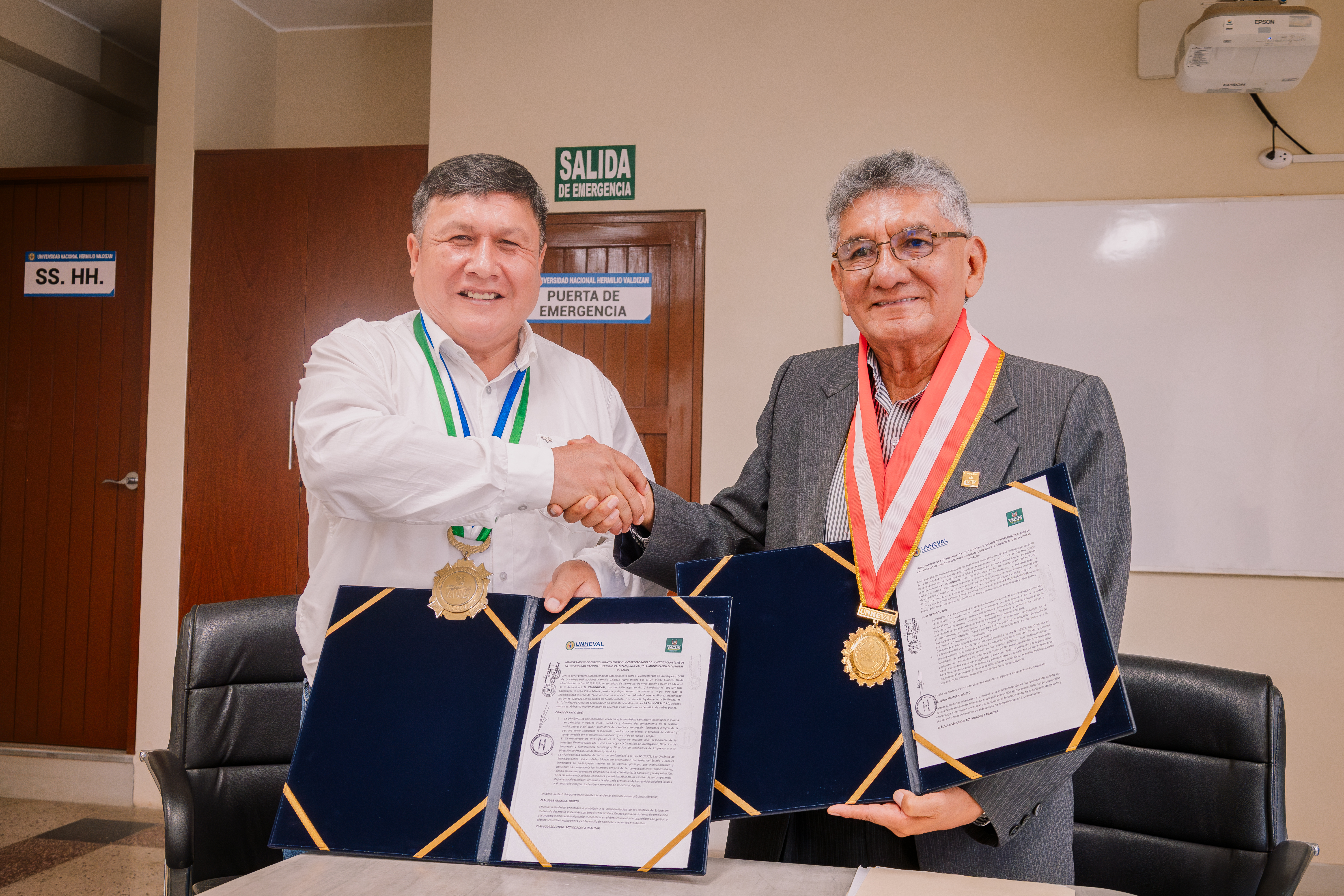 Alcalde de Yacus y el vicerrector de investigación