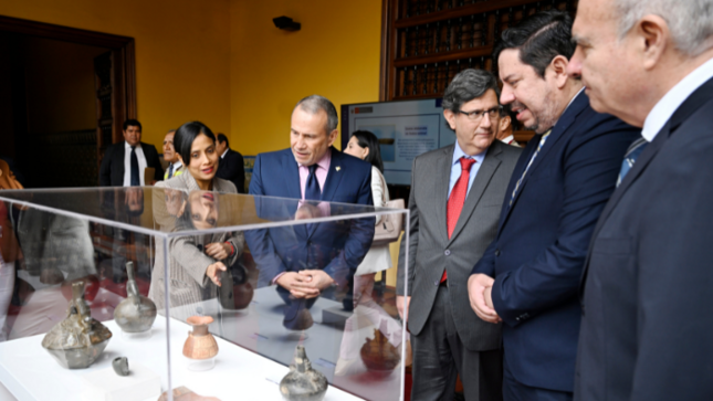 Cancillería entrega al Ministerio de Cultura 47 bienes culturales repatriados desde Argentina, EE.UU., Italia y Países Bajos