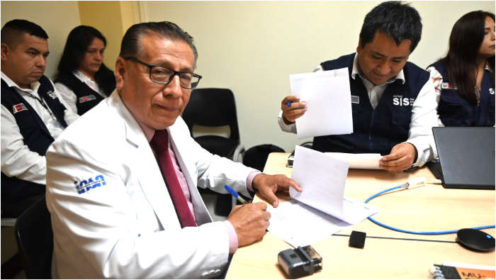 El director general del INSN, Dr. Carlos Urbano y representantes del SIS y FISSAL firmaron el acta de acuerdo de la reunión. 