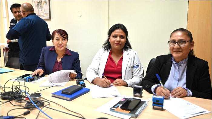 El director general del INSN, Dr. Carlos Urbano y representantes del SIS y FISSAL firmaron el acta de acuerdo de la reunión. 