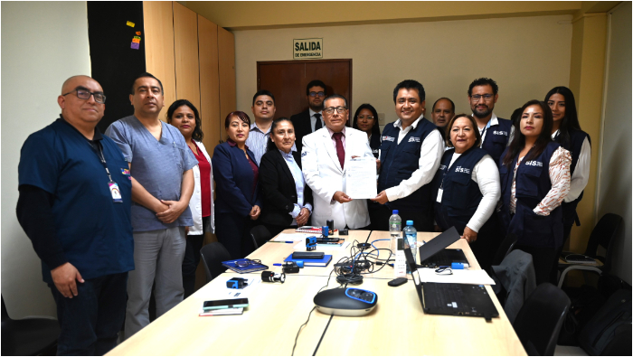 El director general del INSN, Dr. Carlos Urbano y representantes del SIS y FISSAL firmaron el acta de acuerdo de la reunión. 