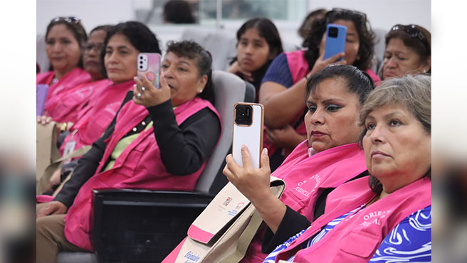 Las nuevas orientadoras judiciales de la Corte Superior de Justicia del Callao recibieron sus chalecos que las identifican con la labor que realizarán