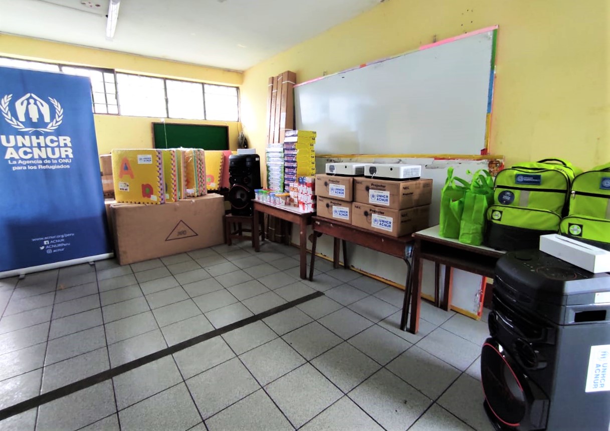 equipos donados proyectores multimedia, pantallas manuales, parlantes con micrófonos, mochilas de emergencia y una variedad de juegos didácticos, como bloques para armar, pisos de goma y juegos de memoria.