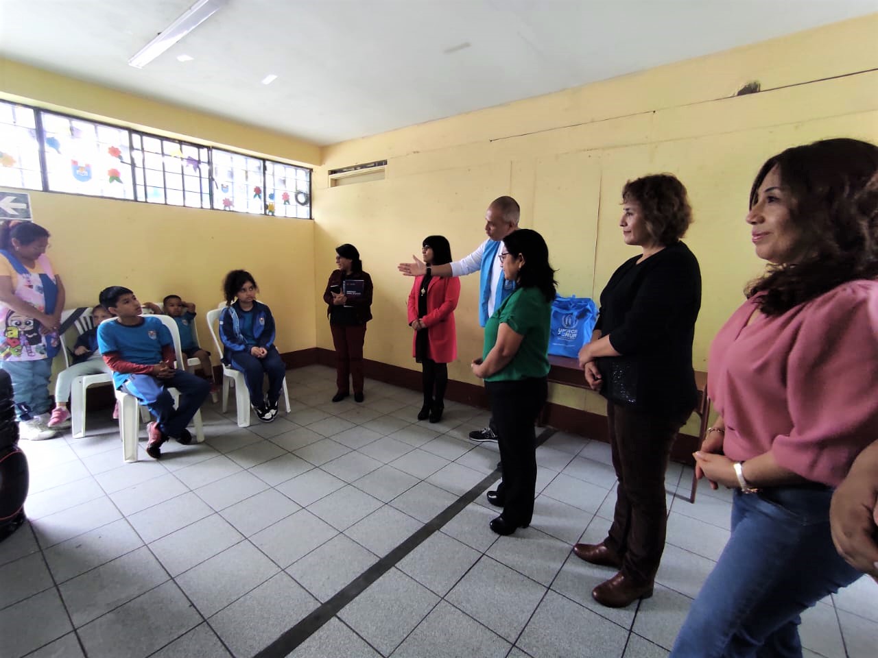 autoridades se interactúan con los estudiantes