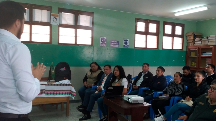 Paccha firma alianza con CARE Perú para erradicar el analfabetismo