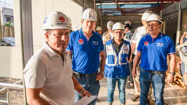 Gobernador Dr. René Chávez inspecciona avance de más del 80% de construcción del Mercado de Productores

