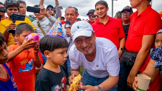 Gobernador Dr. René Chávez lidera gran acción cívica en A.H. Los Delfines