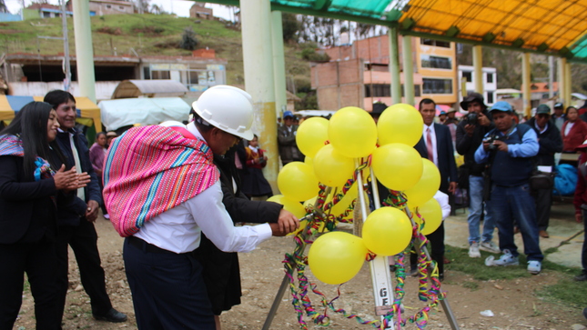 Con gran alegría nos complace anunciar que bajo la dirección del Sr. alcalde Rolando M. Romero Campos y Plana de Regidores tuvimos el honor y el privilegio de llevar a cabo la puesta de la primera piedra del Proyecto: "MEJORAMIENTO DEL MERCADO DE ABASTOS MUNICIPAL DEL CENTRO POBLADO DE PAZOS DEL DISTRITO DE PAZOS - PROVINCIA DE TAYACAJA - DEPARTAMENTO DE HUANCAVELICA". Este acto, tan simbólico como significativo, representa el inicio de una obra que traerá consigo bienestar, oportunidades y tranquilidad para todos los habitantes de nuestro distrito, ya que este proyecto se desarrolló con el único fin de calmar la preocupación de nuestra población y la de nuestros comerciantes por el estado deteriorado del techo, que a la vez en esta infraestructura se llevan a cabo diferentes actividades tanto culturales como municipales.