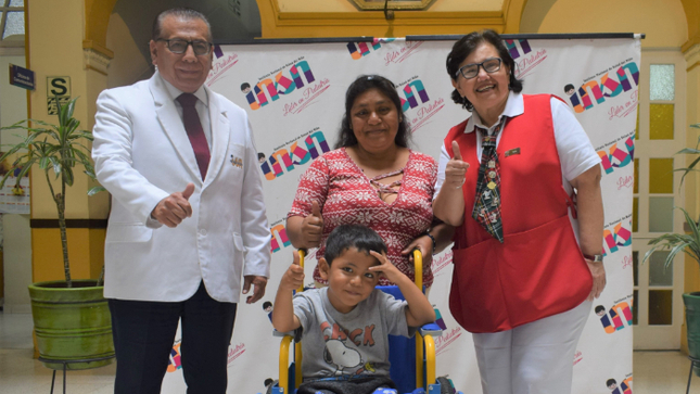 Paciente con espina bífida recibe donación de silla de ruedas para tratamiento  