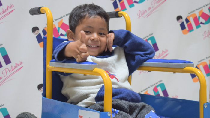 Paciente con espina bífida recibe donación de silla de ruedas para tratamiento  