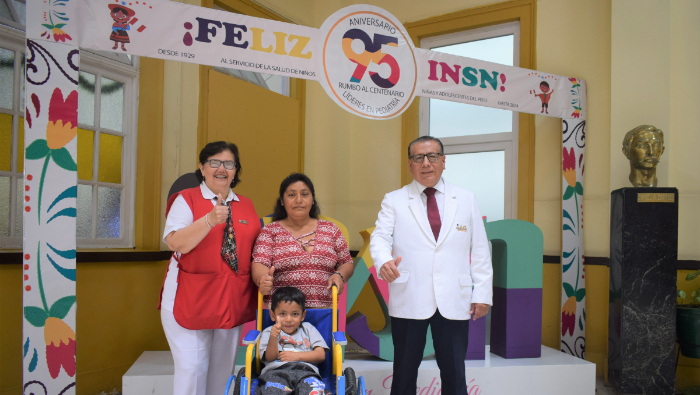 Paciente con espina bífida recibe donación de silla de ruedas para tratamiento  