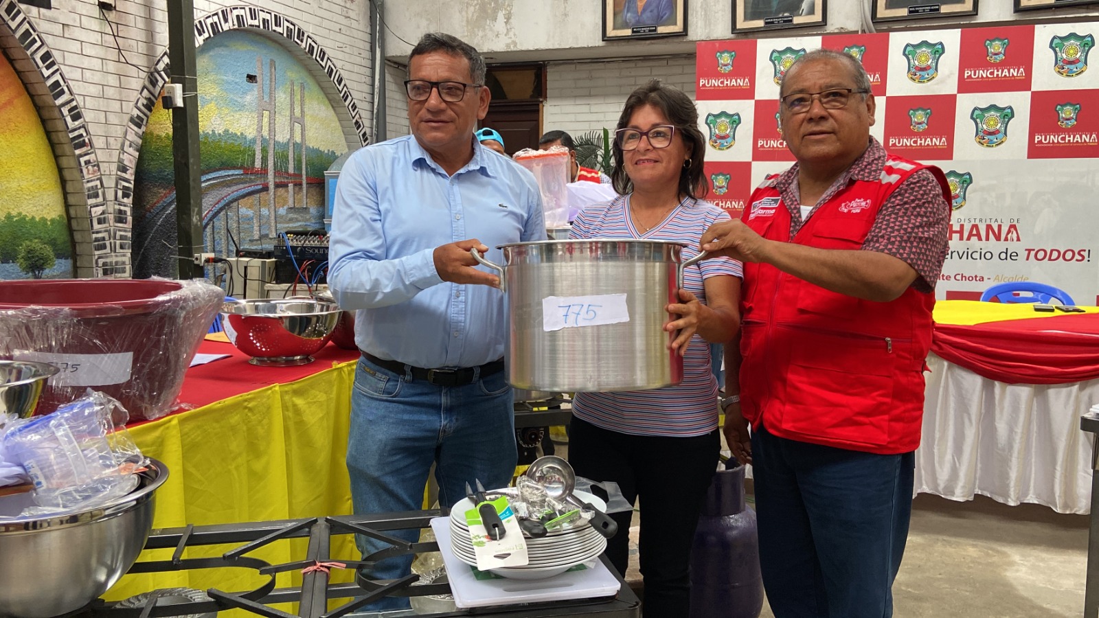 Municipalidad de Punchana entrega donación a I.E.