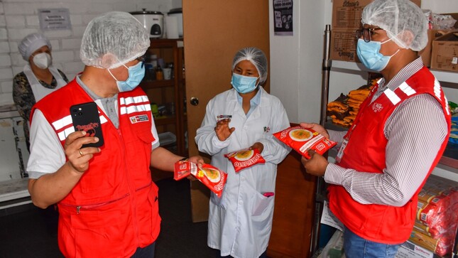 Equipo de Qali Warma supervisa almacenamiento de alimentos.