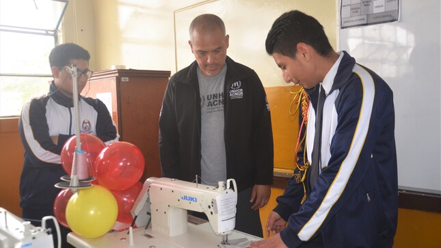 estudiantes con equipo educativo donado