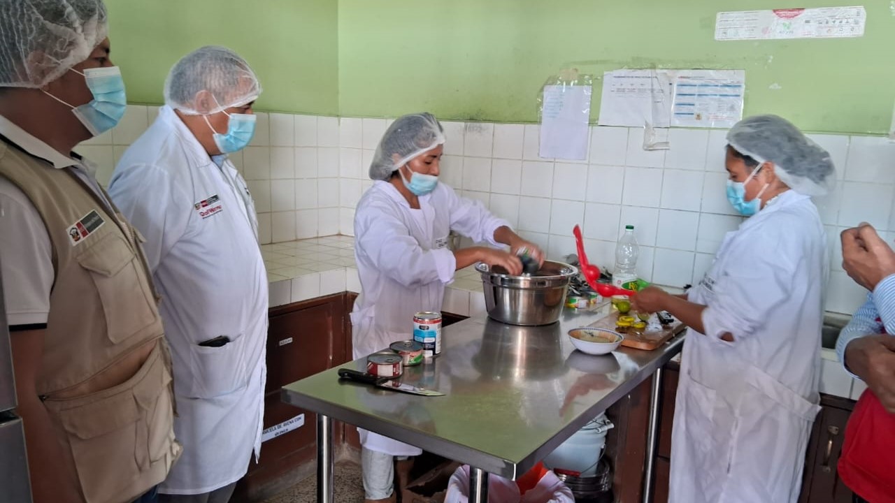 Autoridades supervisan cocina en I.E. de Ica.