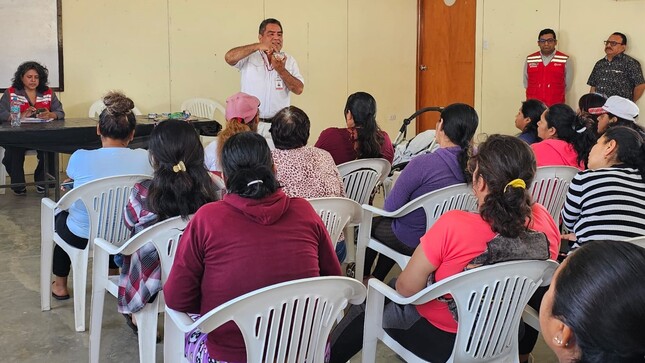 Equipo de Qali Warma capacita a padres de familia.