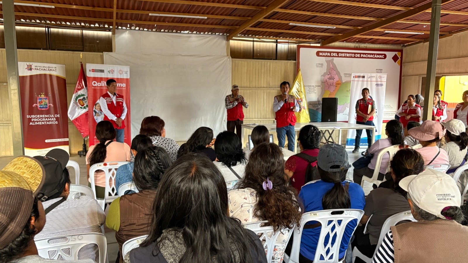 Equipos de Qali Warma y Sanipes capacitan a representantes de ollas comunes.