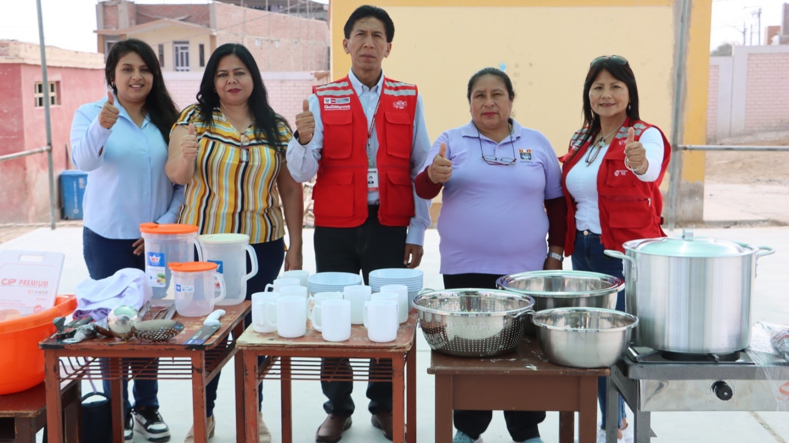 Representantes de Municipalidad de Pisco entregan kits a I.E.