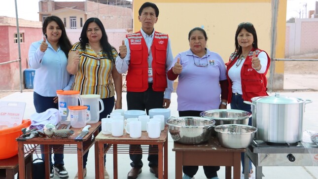 Representantes de Municipalidad de Pisco entregan kits a I.E.