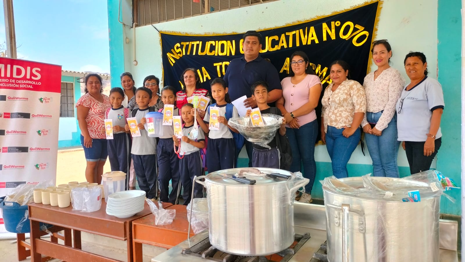 Representante de Municipalidad entrega kits de cocina a I.E.
