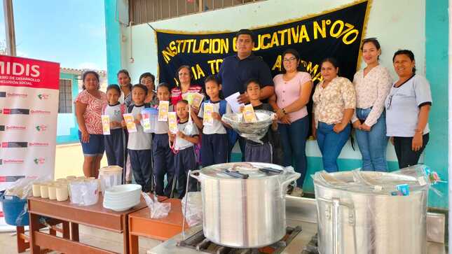 Representante de Municipalidad entrega kits de cocina a I.E.