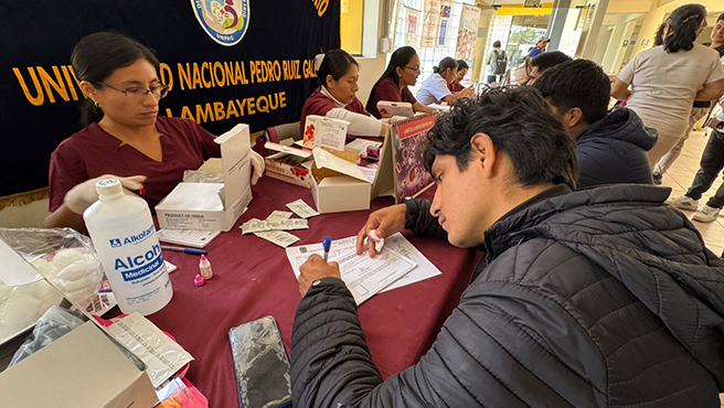 "Unidos en la Prevención del VIH: Por el Día Mundial del Sida, la Red de Salud Lambayeque realiza jornadas educativas”.