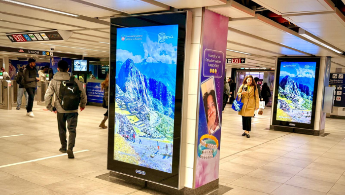 Atractivos turísticos del país se proyectan en estaciones y trenes de Toronto