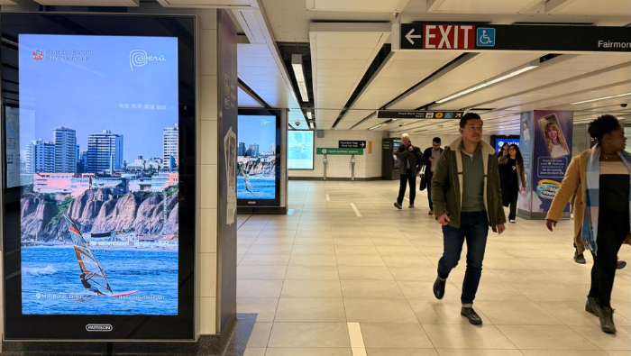 Atractivos turísticos del país se proyectan en estaciones y trenes de Toronto