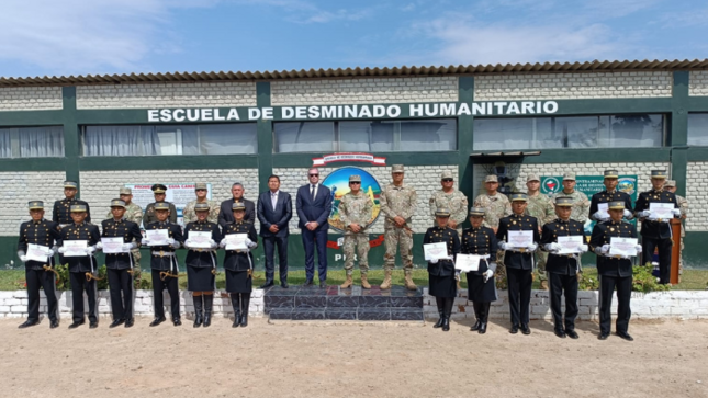 Director de Seguridad y Defensa de Cancillería clausura el “XLVIII Curso Básico en Desminado Humanitario”