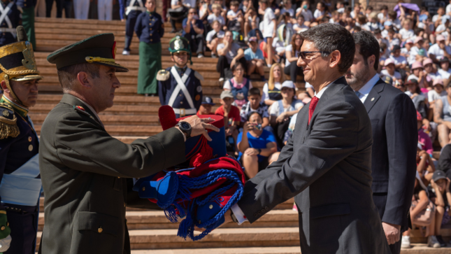 Ejércitos del Perú y Argentina fortalecen lazos de amistad con intercambios de uniformes de regimientos históricos