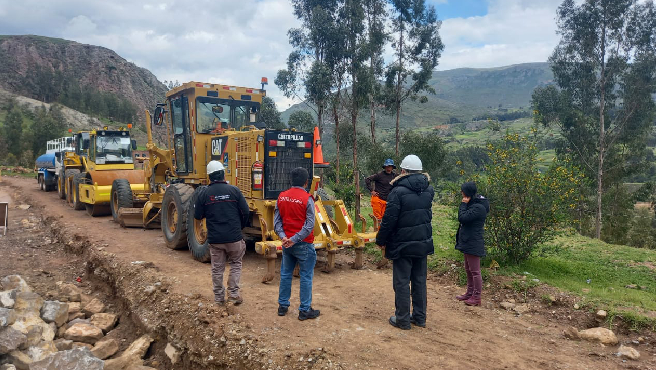 Huancavelica.- La Contraloría General advirtió que, durante la ejecución del asfaltado definitivo de la carretera Huancavelica – Yauli - Pucapampa (Ruta HV-112), a cargo del Gobierno Regional de Huancavelica, se presentaron deslizamientos en los cortes de talud y agrietamientos en el terreno en algunos sectores de la vía que generan riesgo de colapso y asentamiento de la plataforma, lo que afeta tanto los trabajos ejecutados como la seguridad vial.