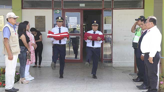 Ceremonia dominical de izamiento de banderas en la provincia de Huarmey.