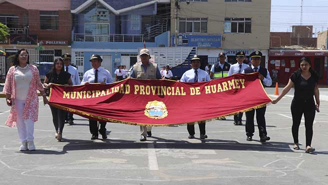 Ceremonia dominical de izamiento de banderas en la provincia de Huarmey.
