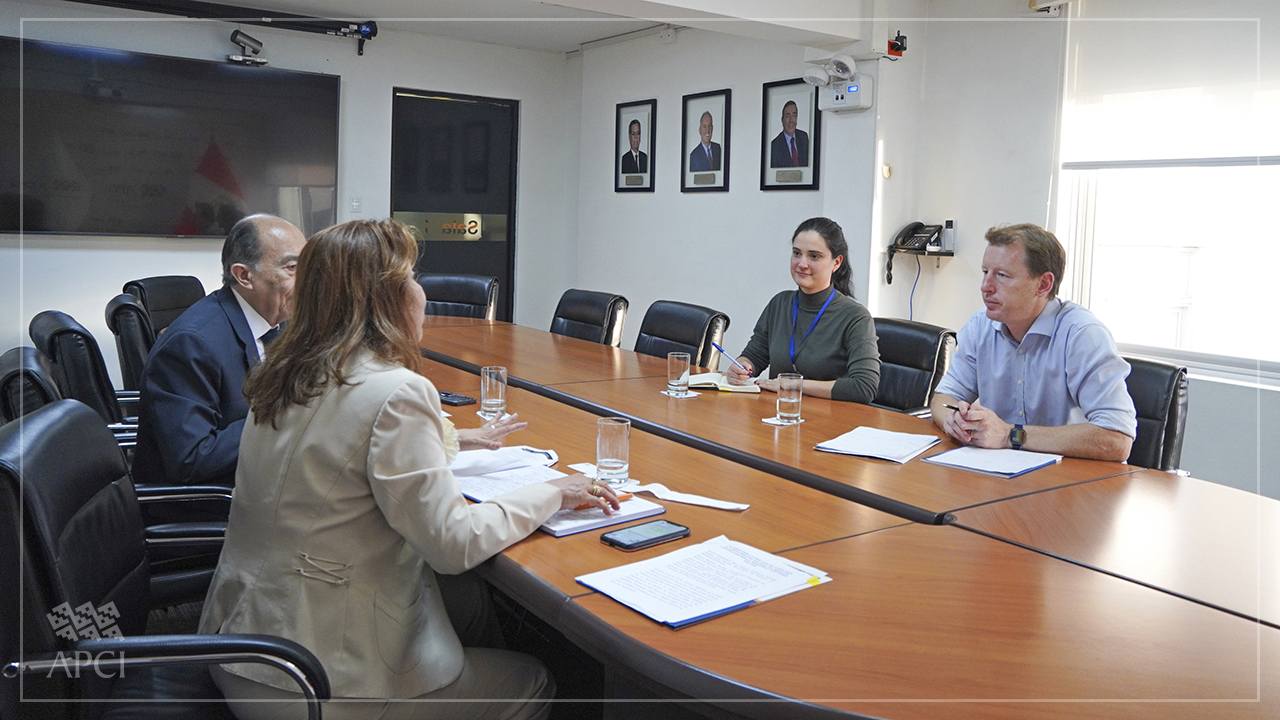 APCI recibe visita protocolar del embajador del Reino Unido
