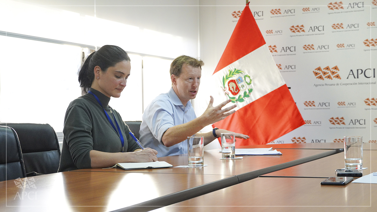 APCI recibe visita protocolar del embajador del Reino Unido
