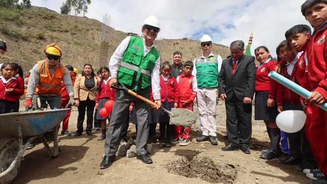 CONSTRUCCIÓN DEL POLIDEPORTIVO LAS DELICIAS EN HUACRACHUCO

