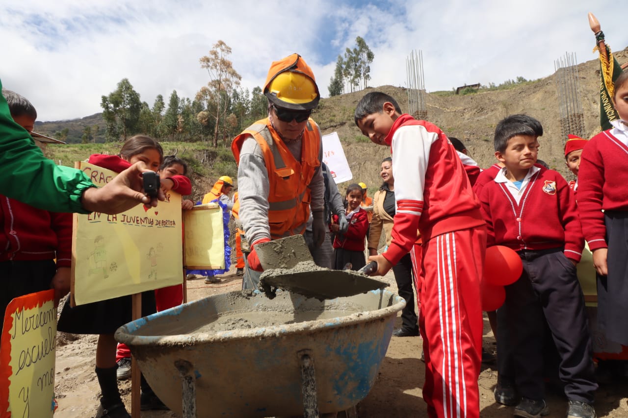 CONSTRUCCIÓN DEL POLIDEPORTIVO LAS DELICIAS EN HUACRACHUCO