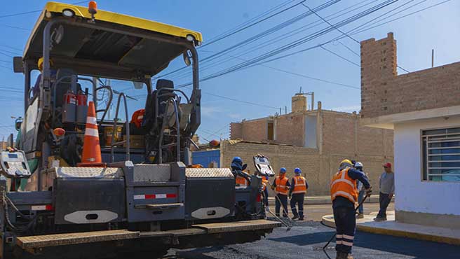 Alcalde inspecciona avances de la pista en el A.H Luis boza