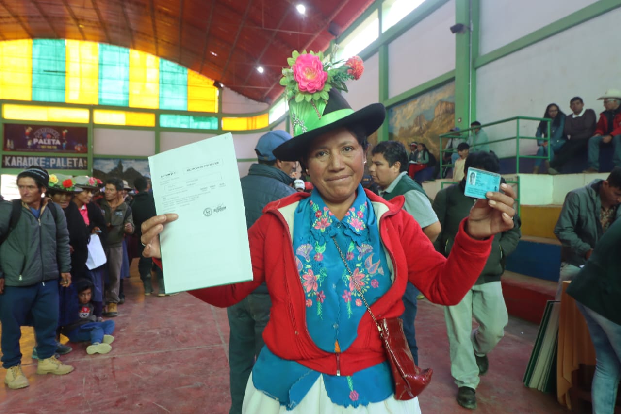 Entrega de títulos propiedad rurales en Huacrachuco, provincia de Marañón.