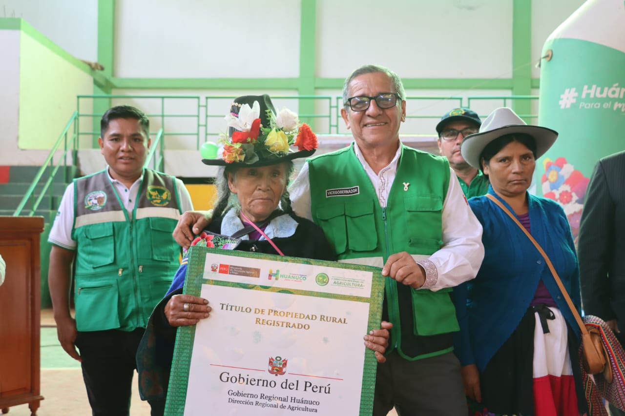 Entrega de títulos propiedad rurales en Huacrachuco, provincia de Marañón.