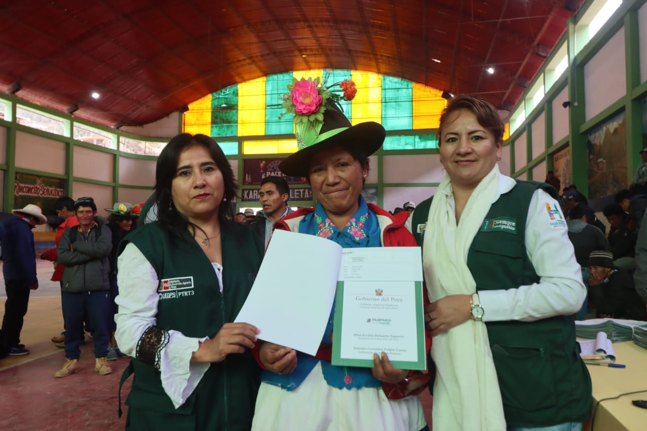 Entrega de títulos propiedad rurales en Huacrachuco, provincia de Marañón.